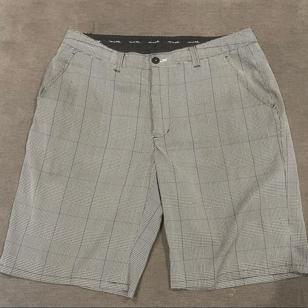 Travis Mathew golf shorts 34